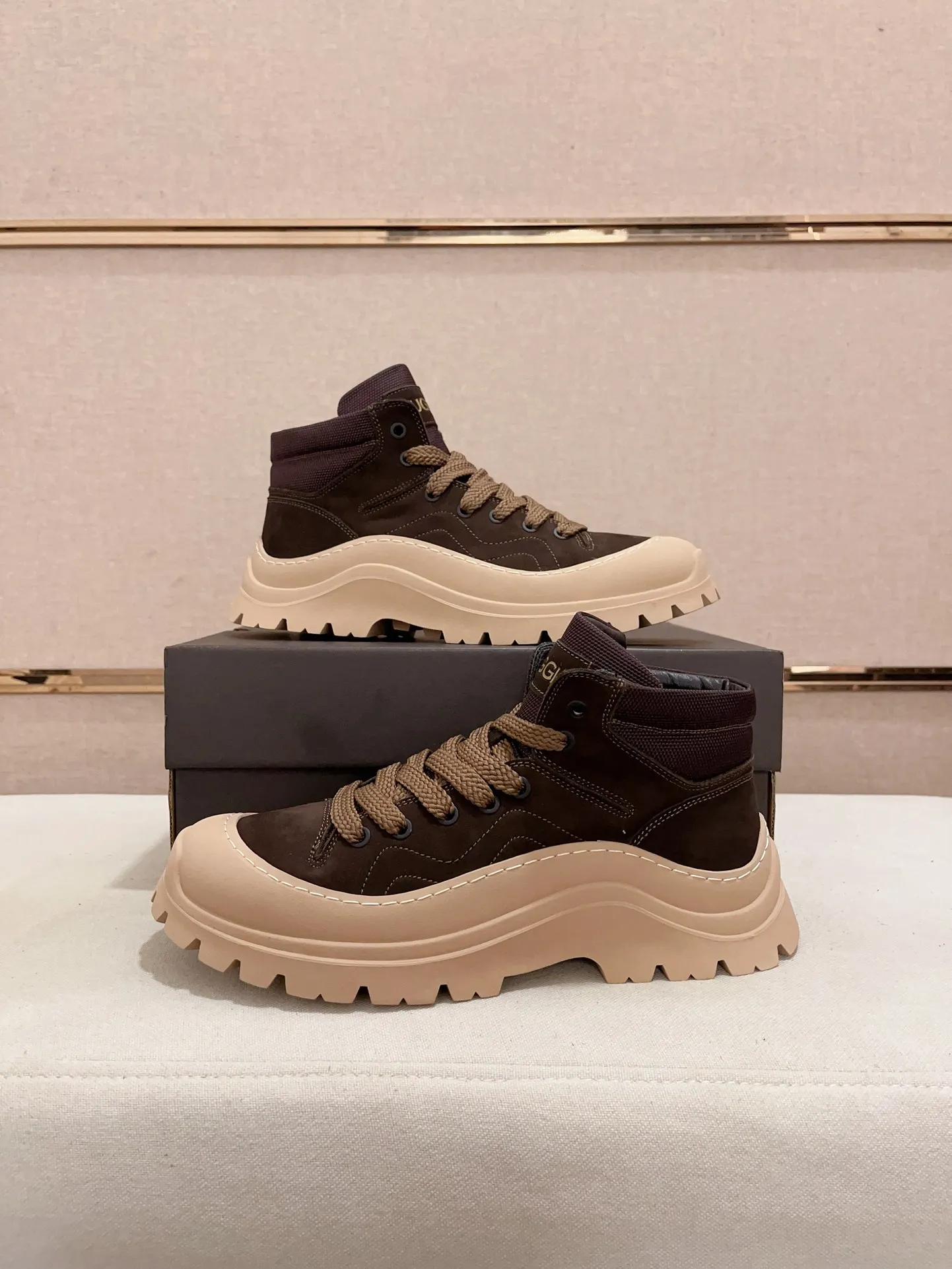 Factory Price: 390 Men's Men's Shoes 💰North American Men's Shoes Ugg ☃️In the special sale of new high-quality men's shoes and snow boots in autumn and winter, the nemesis of extreme cold weather! Made of cowhide leather, merino wool lining, and original outsole, whether driving, outdoor or daily wear, there is always one that suits you! Code number 39-44